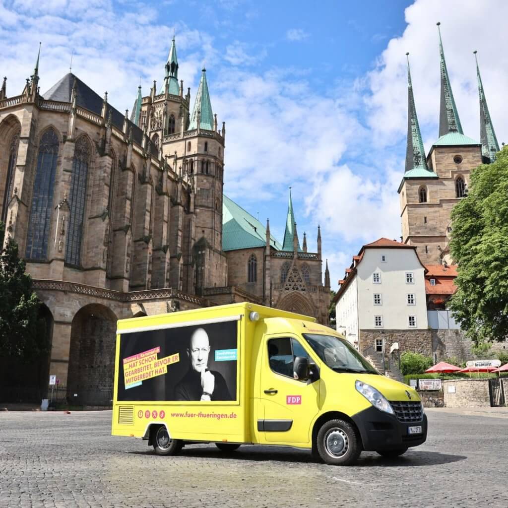 11.07.2024 - Helmut Markwort stellt bis zur Landtagswahl sein Faktomobil zur Verfügung.