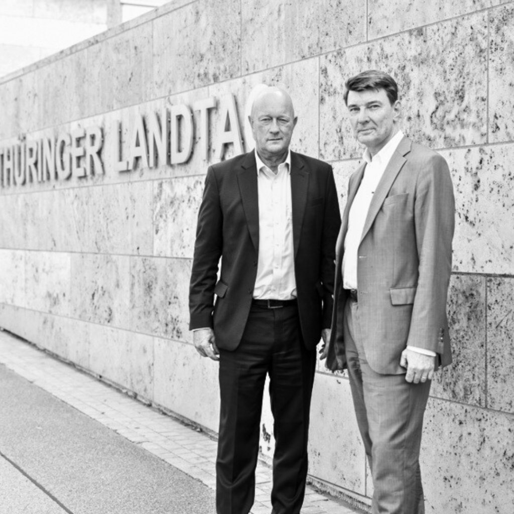 Thomas Kemmerich und Björn Peter vor dem Thüringer Landtag